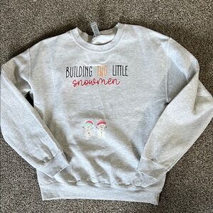 LIKE NEW twins pregnancy reveal fleece crewneck w/‘Building Two Little Snowmen’